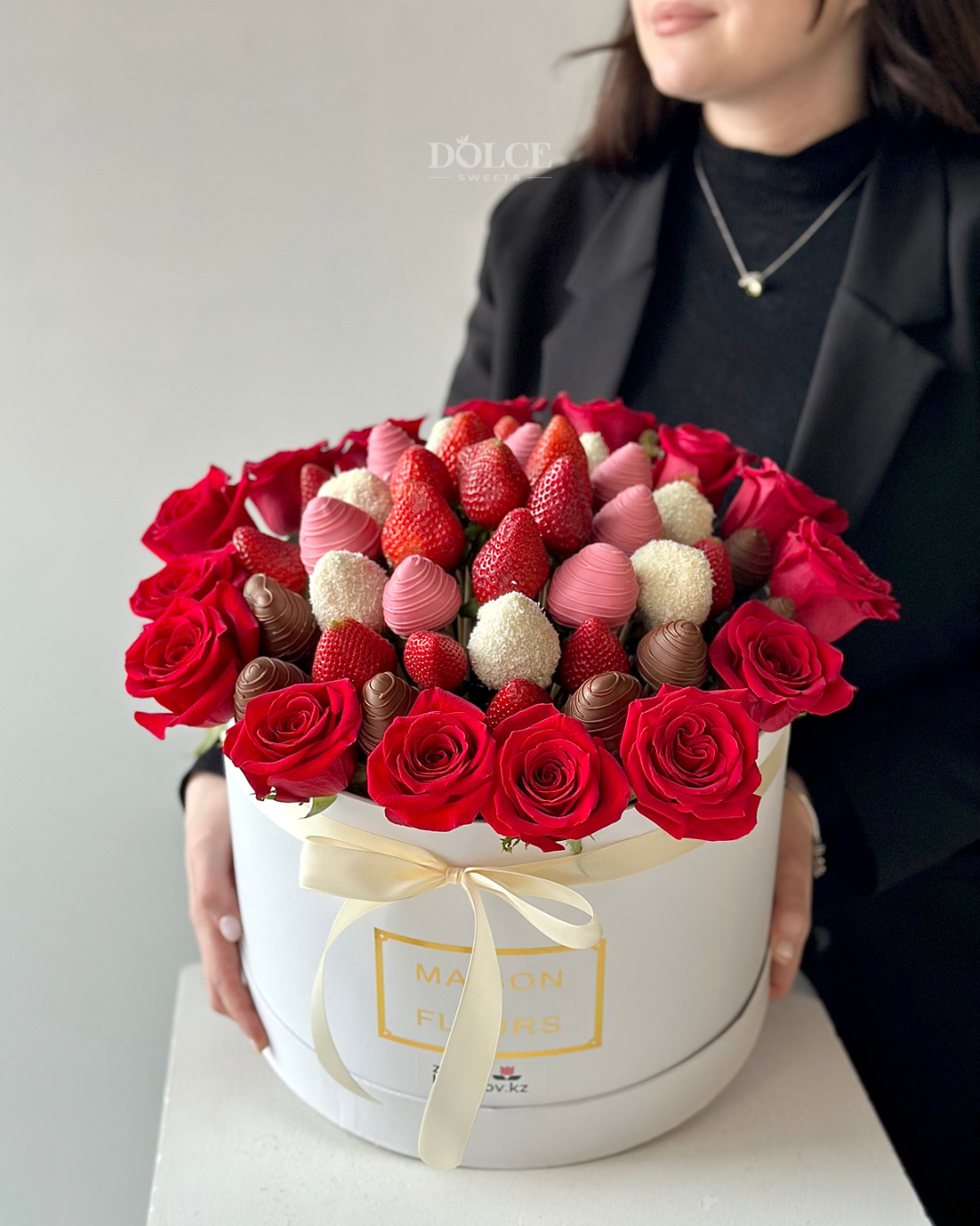 Клубничная композиция "Королева" клубника в итальянском шоколаде и голландские розы в коробке