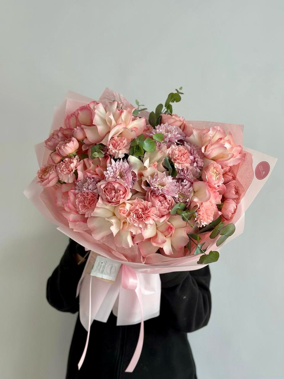 Букет "Floral Dance" из роз, гвоздик и хризантем