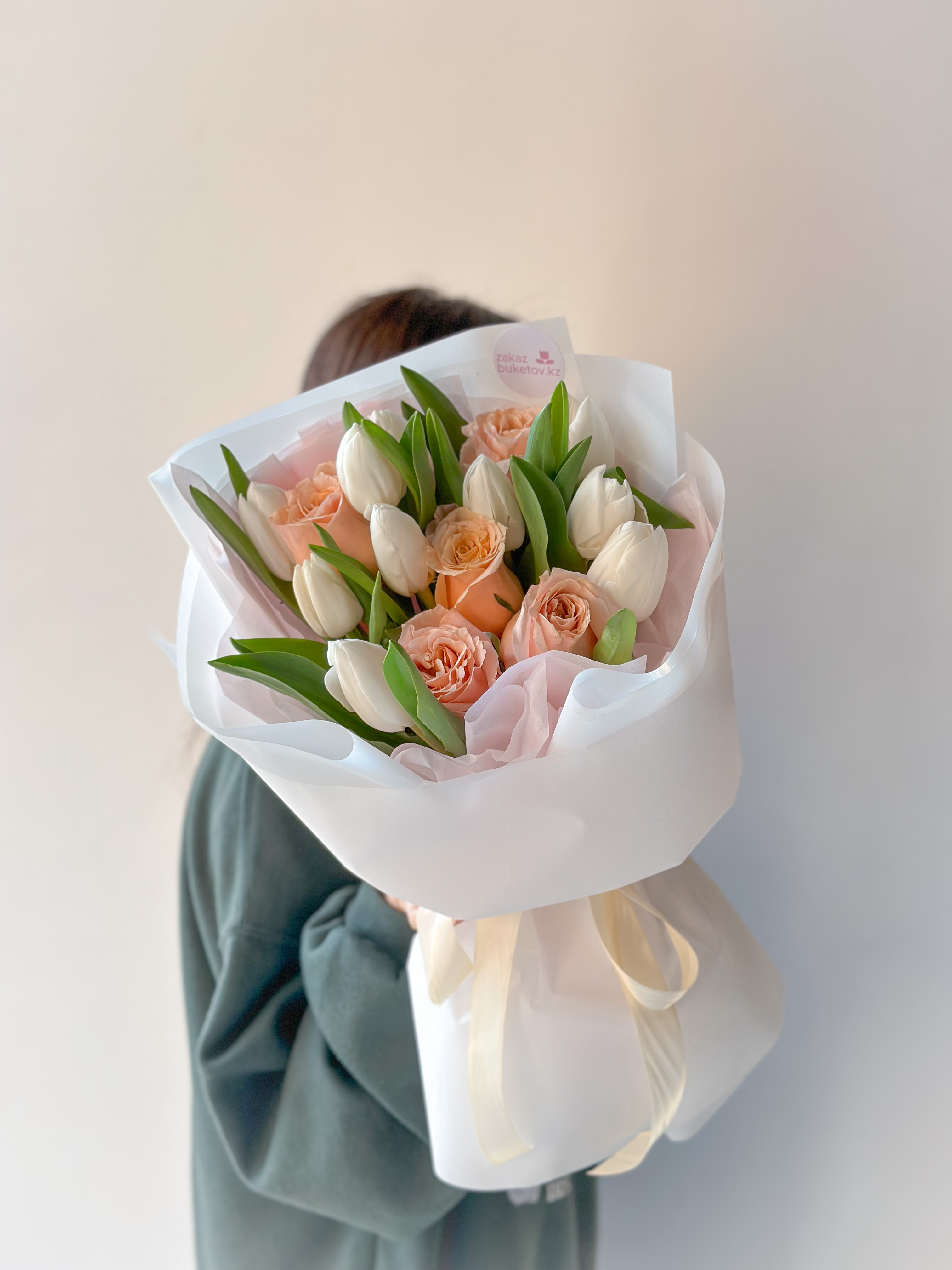 Букет "Струны весны" из роз и тюльпан