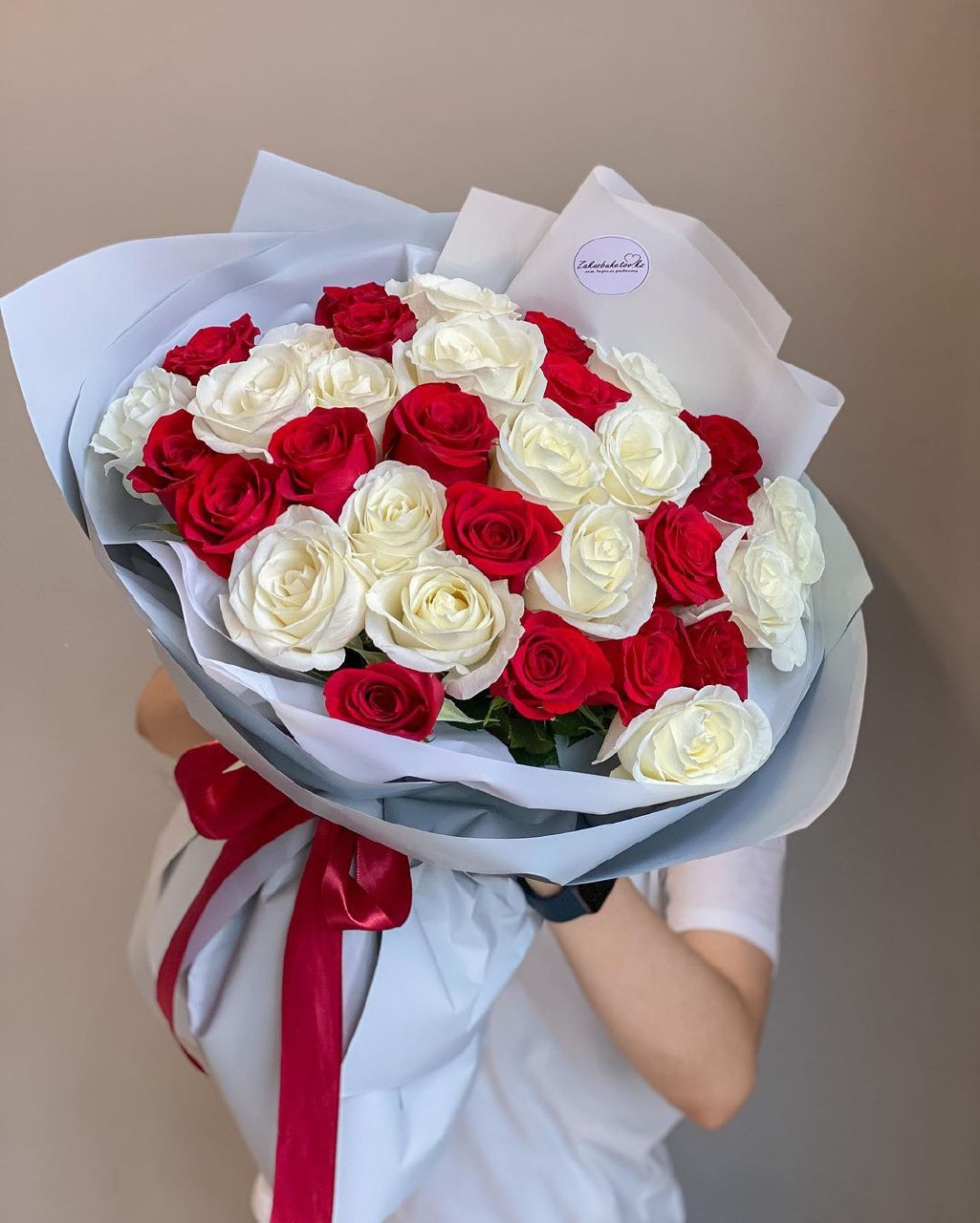 25 красно-белых роз