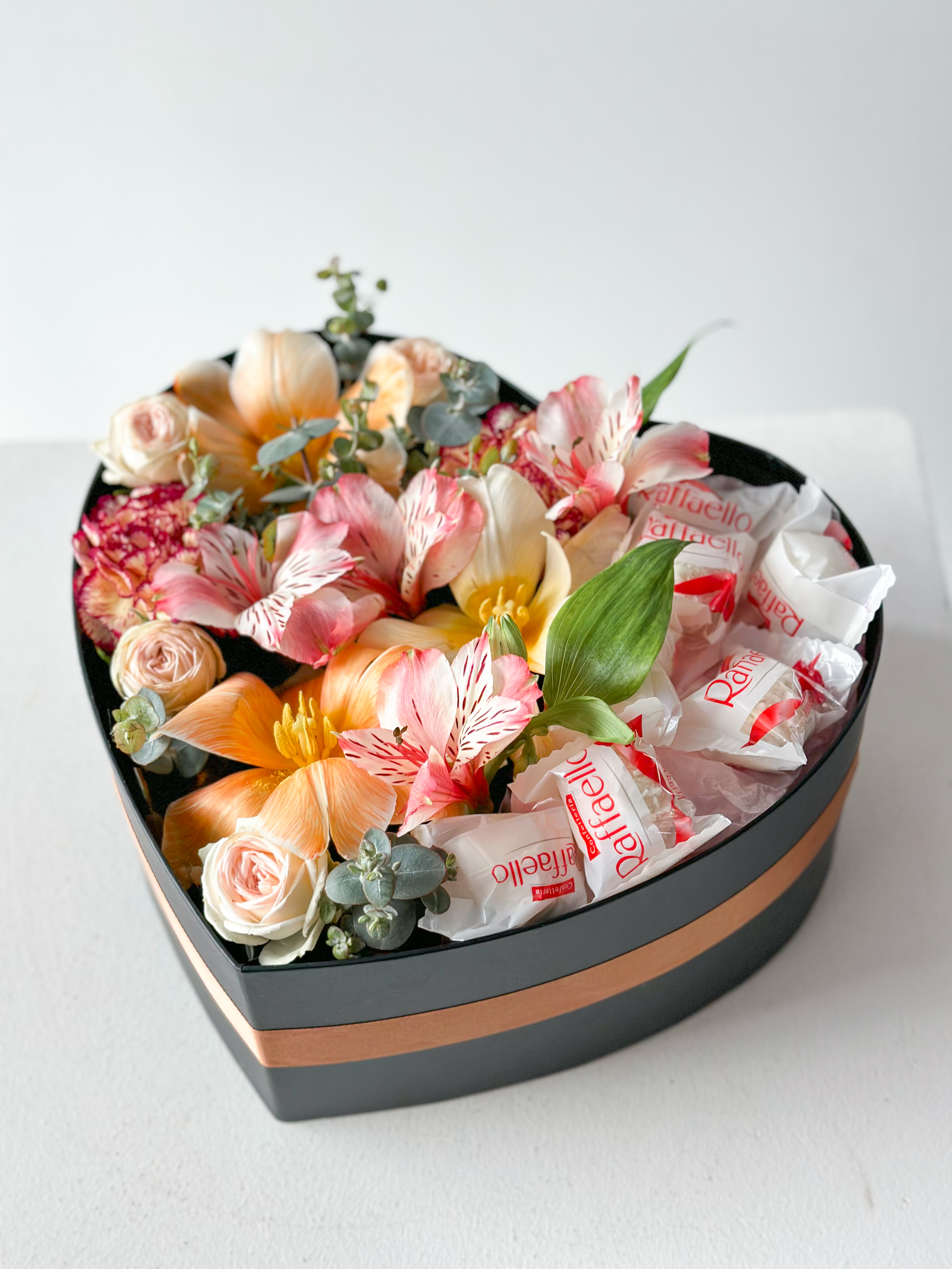 Композиция "Soul" веcенние цветы и Raffaello в коробке в форме сердца