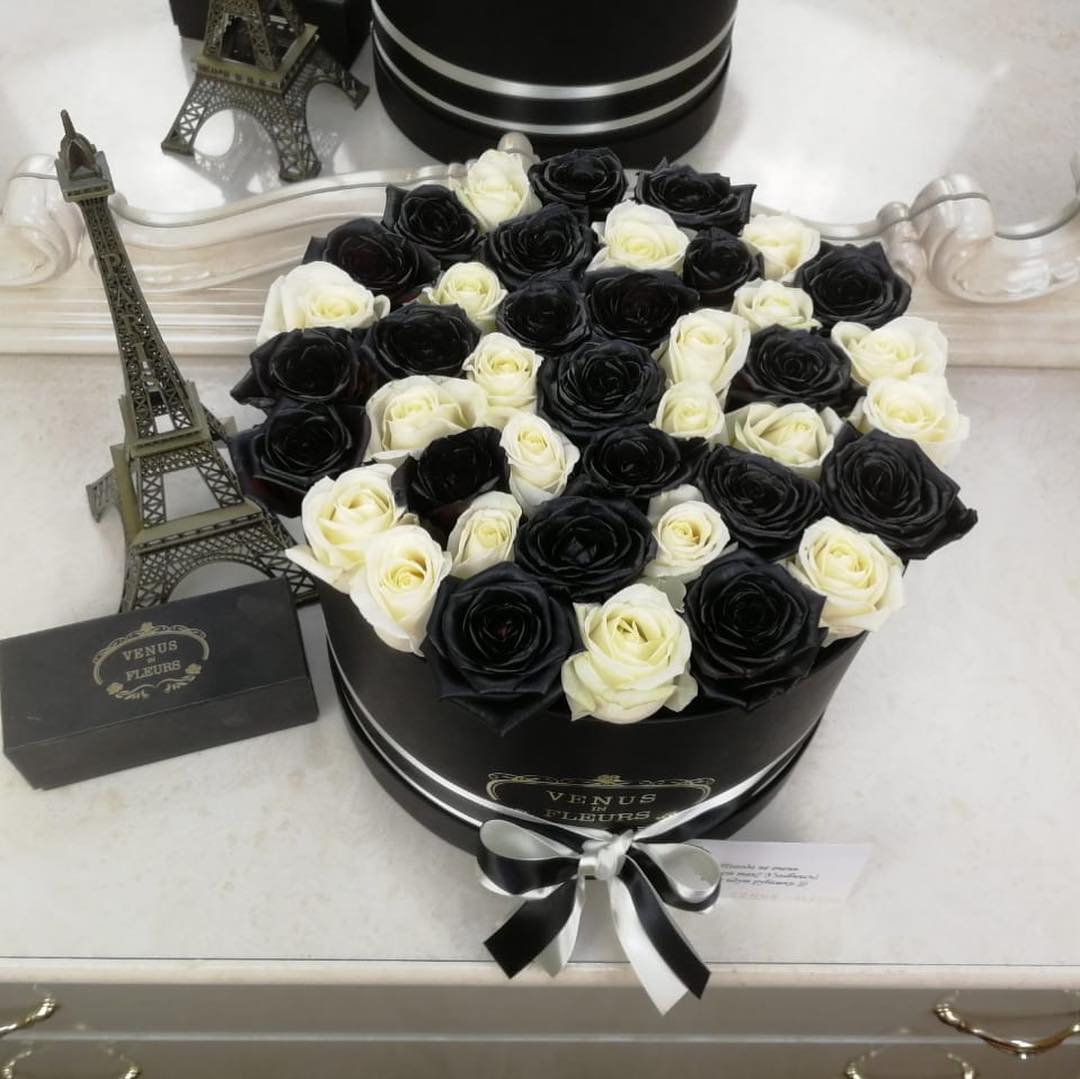 Черные розы в коробке с белыми