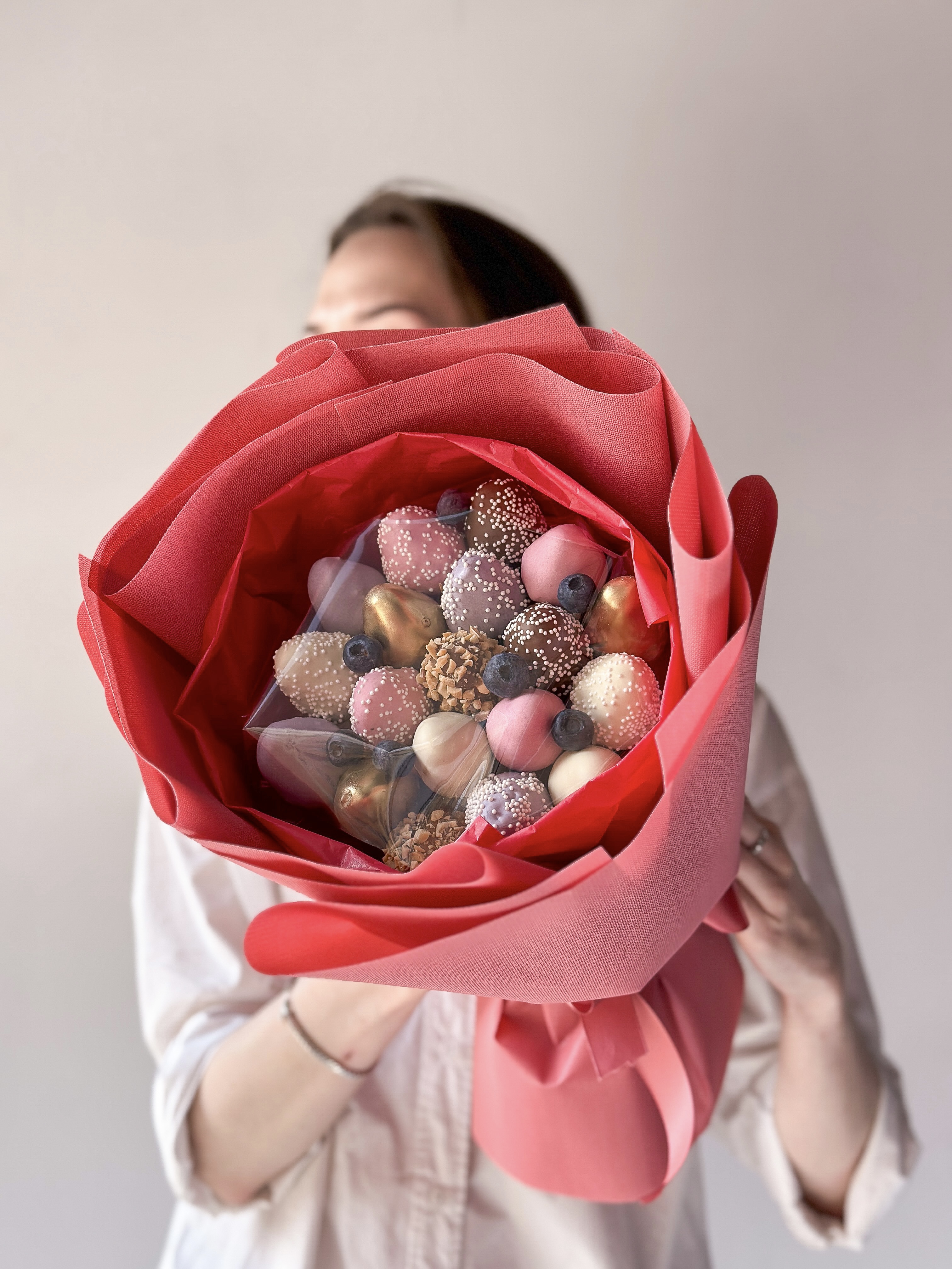 Клубничный букет "Лиловая дымка" S из клубники в шоколаде с декором из свежей голубики