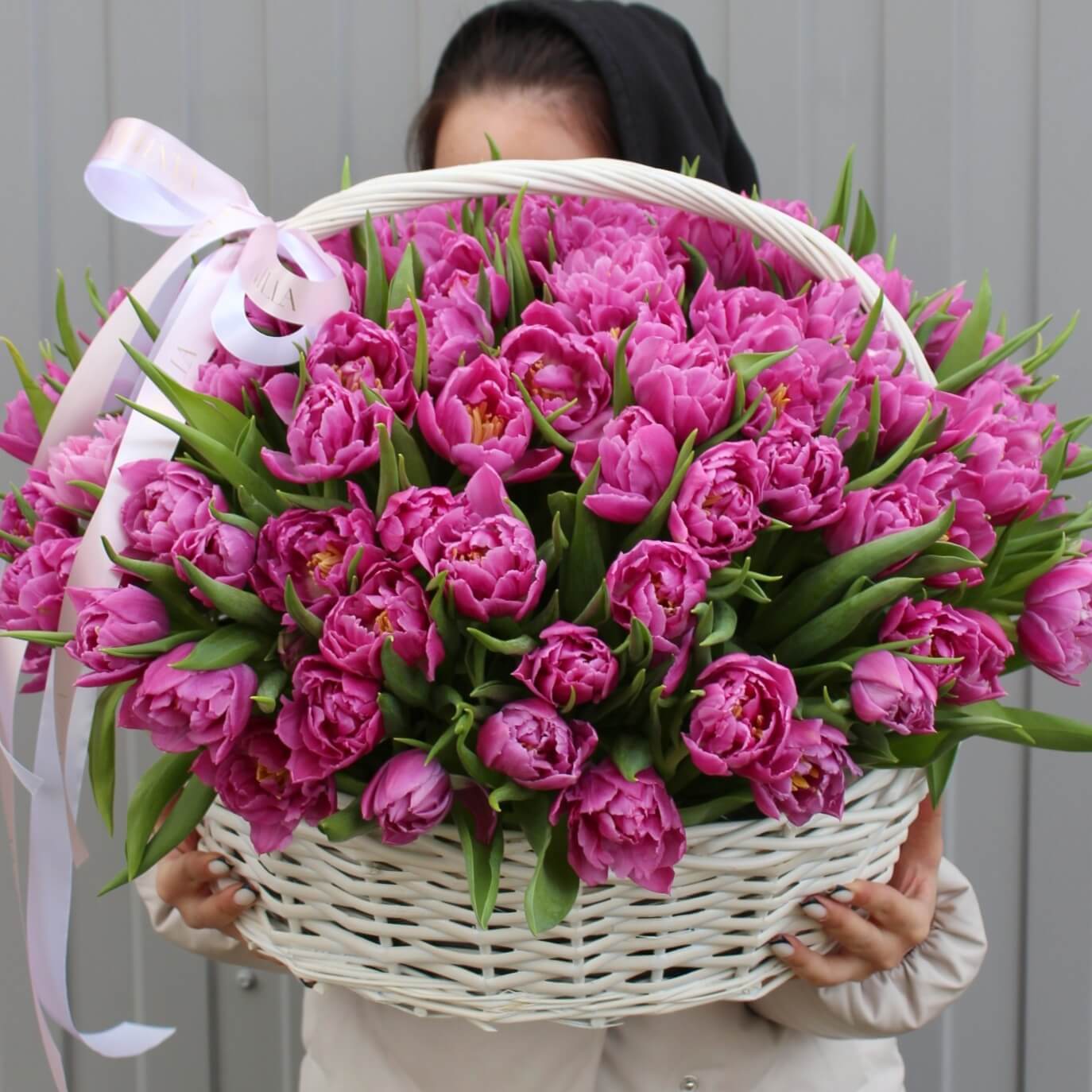 101 пионовидный розовый тюльпан в корзине