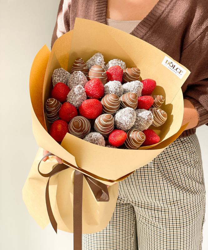 Клубничный букет "Утро в Стамбуле" M с клубникой в шоколаде и свежея ягодой
