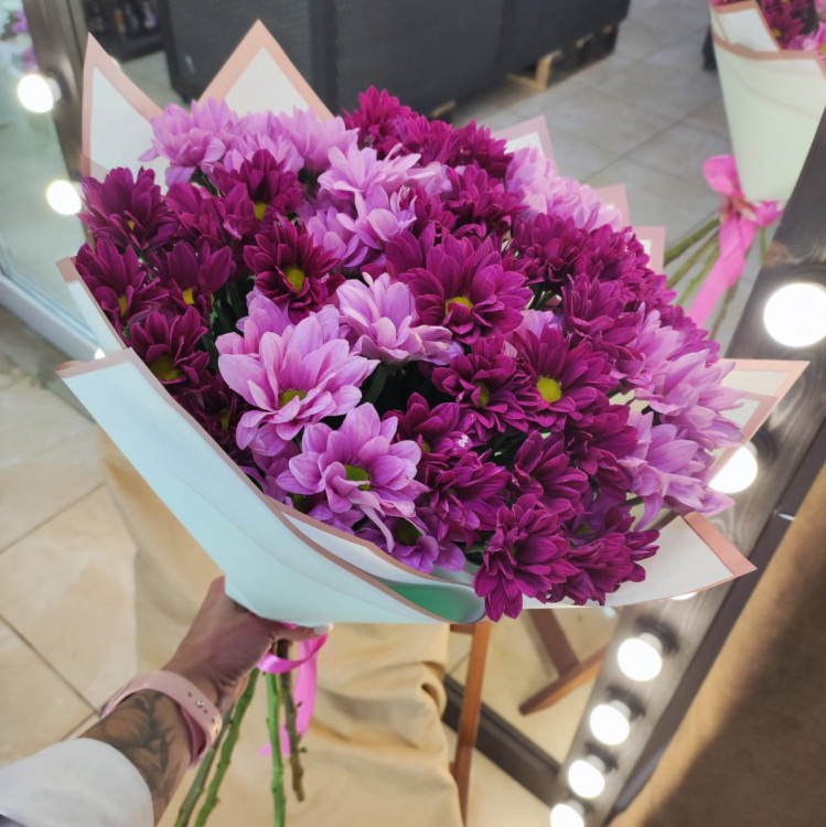 Букет из 9 розовых и фиолетовых кустовых хризантем в оформлении