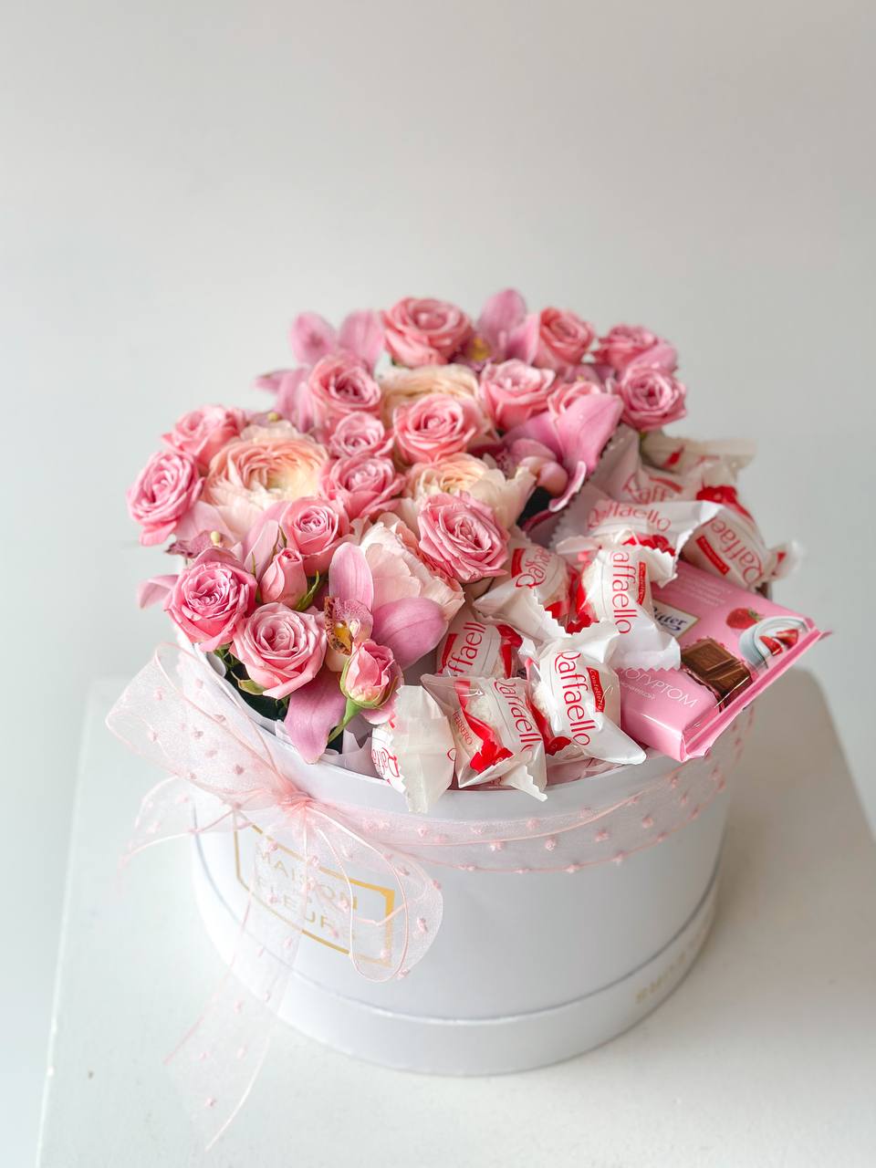 Композиция "Sweet pinky" розы, орхидеи и сладости в коробке
