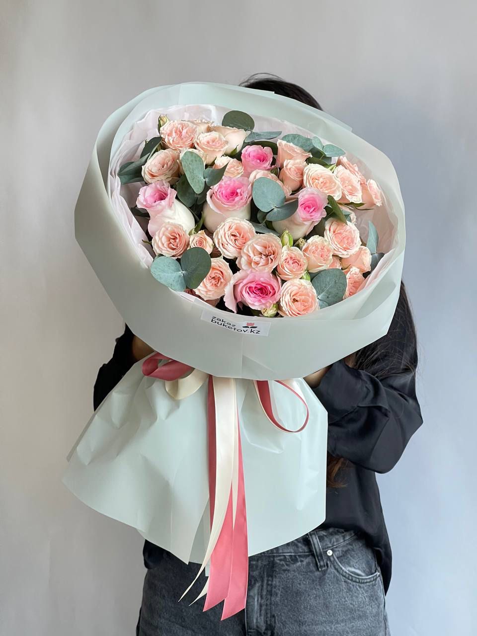 Букет "Староста" из роз и спрей роз