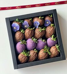 Клубничный бокс "Purple" клубника в молочном шоколаде