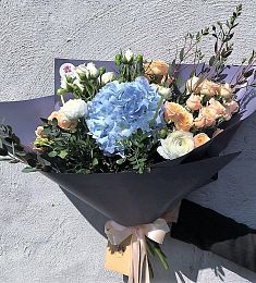 Букет "Вечерний звонок" из гортензий, ранункулюса и роз