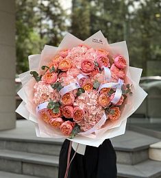 Букет "Нежность сердца" из гортензий, пионовидных спрей роз и эвкалипта