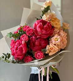 Букет "Венеция" из гортензий, лизиантусов, пионов, роз и гвоздик