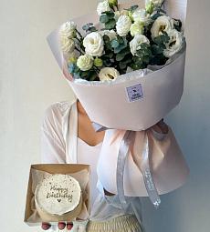 Сет "Кай и бенто торт" букет из лизиантусов и бенто тортик