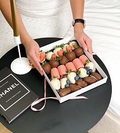 Фруктовый бокс "Эмма" бананы, клубника и финики в шоколаде