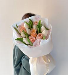 Букет "Струны весны" из роз и тюльпан