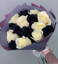 Букет белых и черных роз