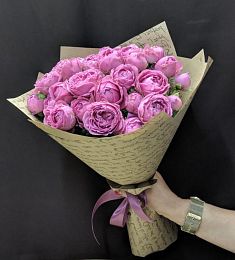 Букет 11 ярких розовых пионовидных кустовых роз