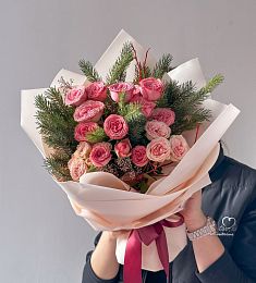 Букет "Harmonious Whispers" из розовых роз и нобилиса