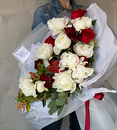 Композиция "Адриенна" с пионами и розами 