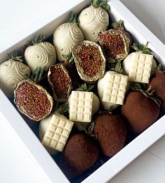 Клубничный бокс "Sweet Treats" клубника в молочном шоколаде