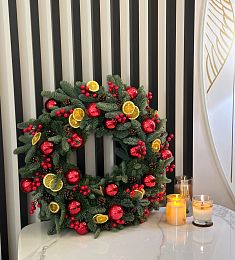 Венок "Sparkling Spirit" из нобилиса с шариками, апелсинами и ягодами