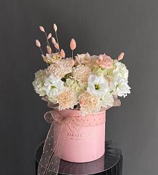 Композиция "Осенняя нежность" из гвоздики, гортензии, лизиантуса и сухоцветов в коробке