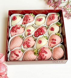 Клубничный бокс "Клубничный коктейль" клубника в белом и розовом шоколаде