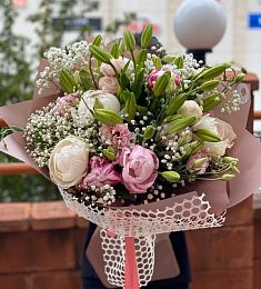 Прекрасный букет "Сама нежность" лилий, пионов и гипсофилы