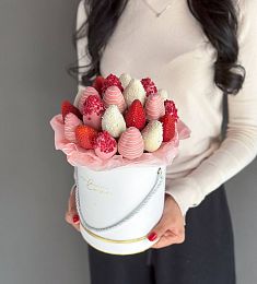 Клубничный бокс "Грация" из клубники в белом и розовом шоколаде