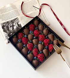 Клубничный бокс "Эстелла" клубника в молочном шоколаде