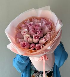 25 нежно розовых голландских роз в розовом оформлении