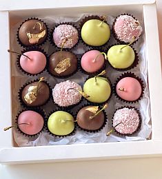 Бокс с черешней "Cherry Blossom" в молочном шоколаде