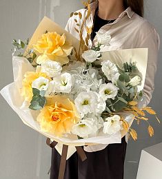 Букет "Эмилия" из гортензий, лизиантуса и роз