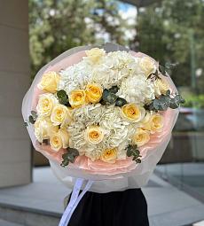 Букет "Фортуна" из гортензий и роз