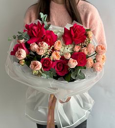 Букет "Розовый романс" из роз, спрей и эвкалипта