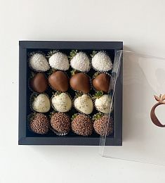 Клубничный бокс "Black Panther" клубника в белом и молочном шоколаде