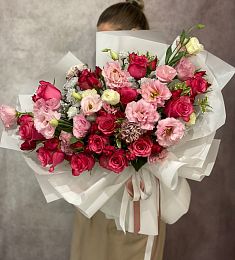 Букет "Ход Королевы" из хризантем, роз и лизиантусов