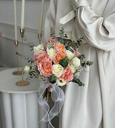 Свадебный букет невесты "Дейнерис" из спрей роз и лизиантуса.