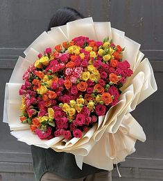 Букет из 65 кустовых роз 