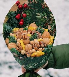 Букет «Зимний орешек» из орехов в новогоднем оформлении