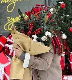 Композиция "Winter Treasures" из нобилиса, илекса и хлопка