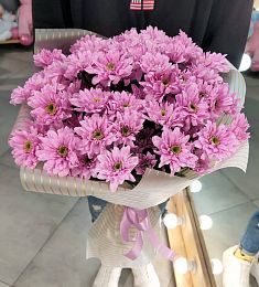 Букет из 9 ярких розовых кустовых хризантем в оформлении