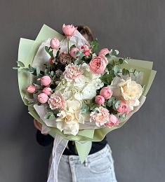 Композиция "Тиллия" из гортензии, гвоздики и роз