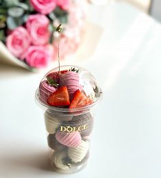 Клубника в шоколаде в удобной упаковке "18 клубник в стакане"