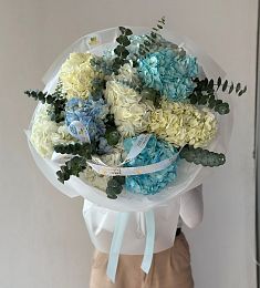 Букет "Воздушный восторг" из гортензий и эвкалипта