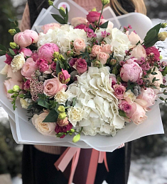 Композиция "Роскошный день" из гортензий, пионов, лизиантуса, гвоздик, роз и фрезий