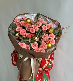 Композиция "Яркое настроение" из спрей роз, игрушек и нобилиса