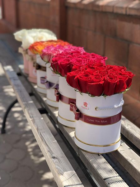 15 голландских роз в коробку разных цветов 1