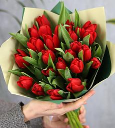 Букет из 25 красных тюльпанов в оформлении