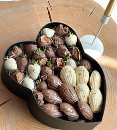 Клубничный бокс "Sweets" клубника в шоколаде и печенье Мадлен